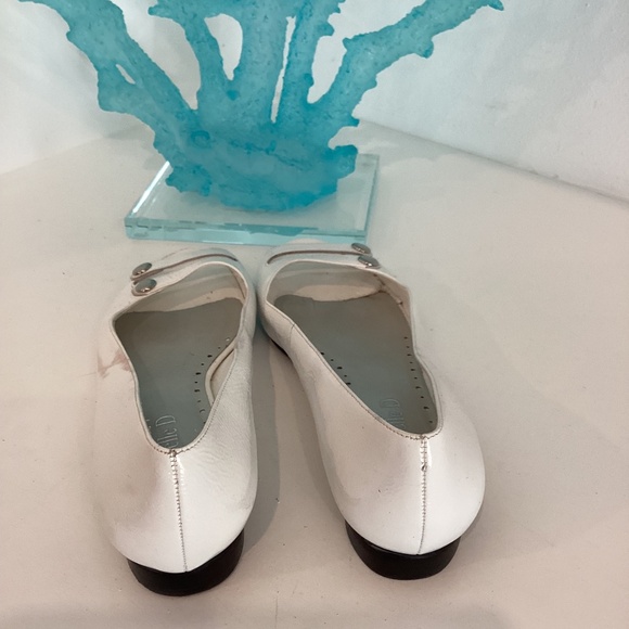 Michelle D White Patent Leather open toe slip in shoes flats Sz 6 M - Picture 11 of 13